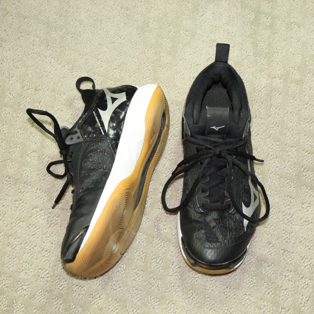 Mizuno Wave Momentum Women's Size 8 Black Athletic Shoes